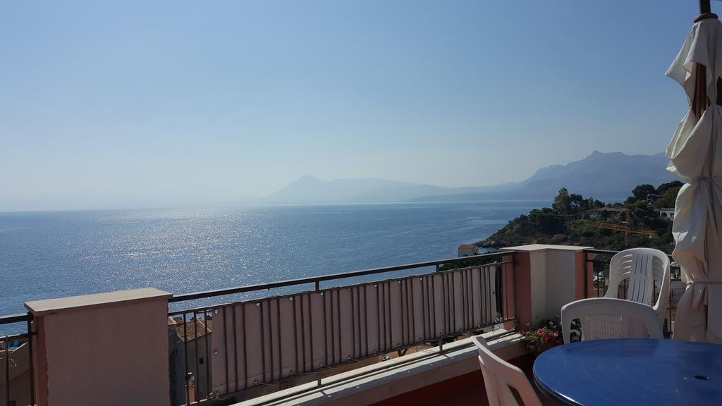 サンタ・フラーヴィア La Caletta Bed & Breakfast エクステリア 写真