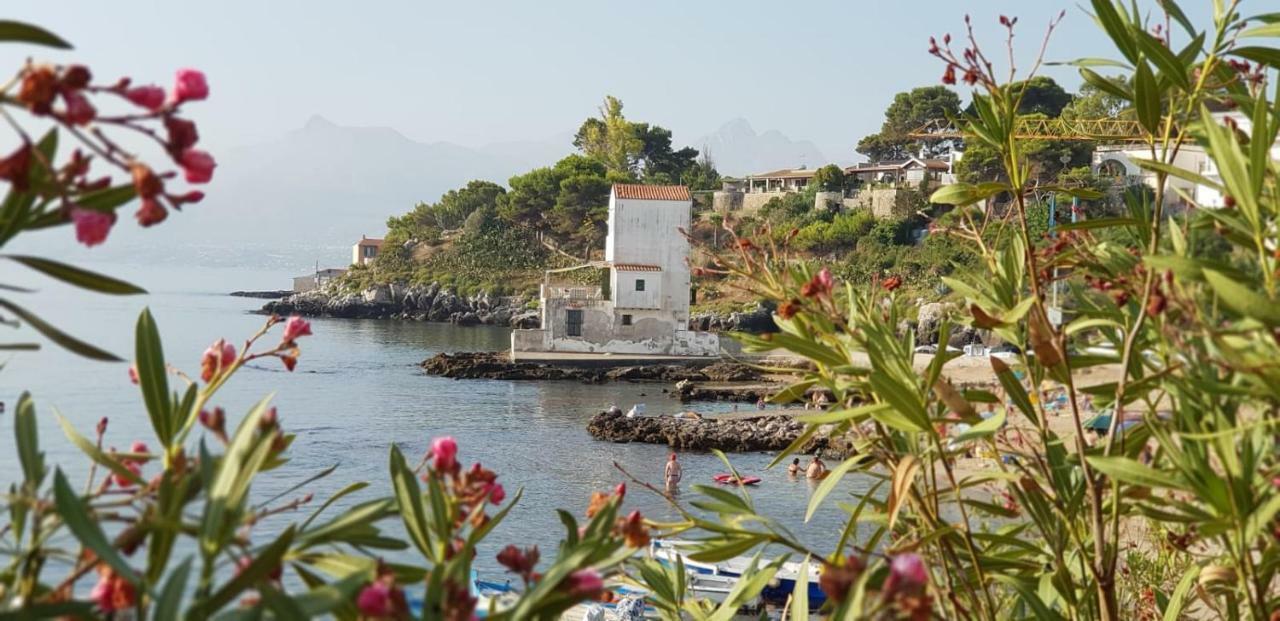 サンタ・フラーヴィア La Caletta Bed & Breakfast エクステリア 写真